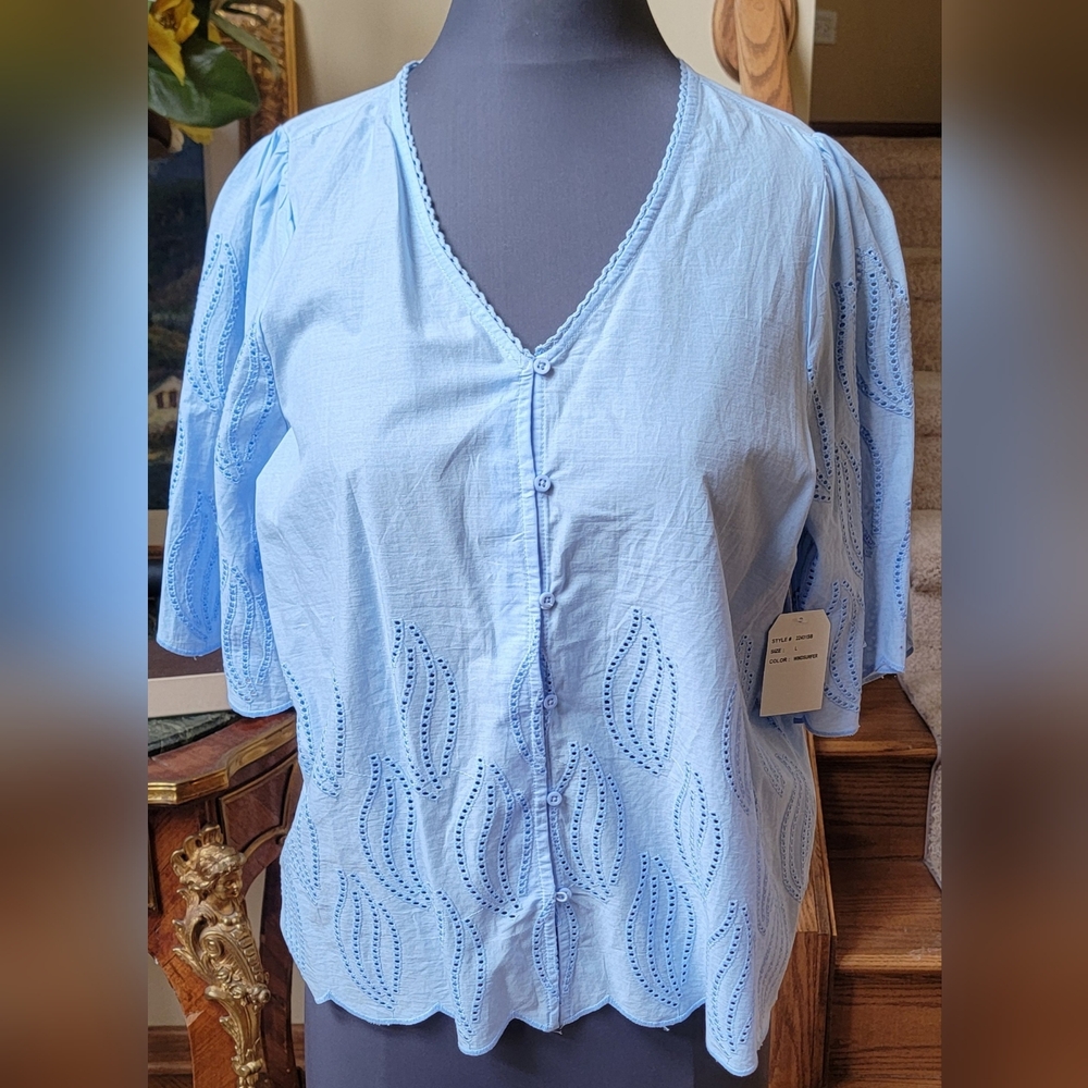 NWT STUDIO WEST 100% COTTON BABY BLUE BUTTON NECK BLOUSE SHORT FLUTTER SLEEVE  L